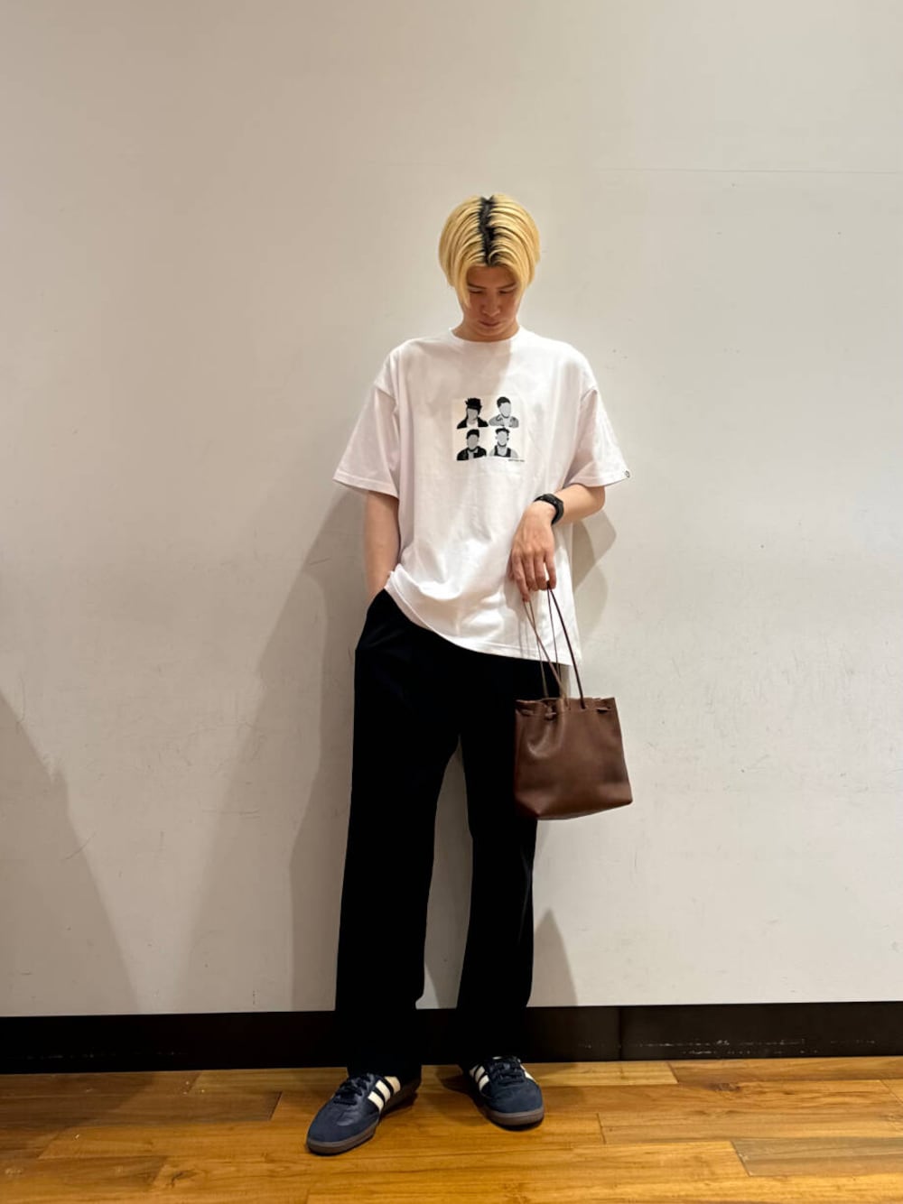 「アーバンリサーチ、スニーカー、カジュアル、URBANRESEARCH、セール、夏服、ur、おでかけコーデ、マネキン買い、一枚で決まるtシャツ、私が選ぶセールアイテム25ss」｜「MASTER&CoのMASTER&Co.　GOAT LEATHER KINCHAKU BAG（ショルダーバッグ、ブラウン系）」を使った、鎌田　真平さん（メンズ・172cm）の夏コーディネートの1枚目の写真