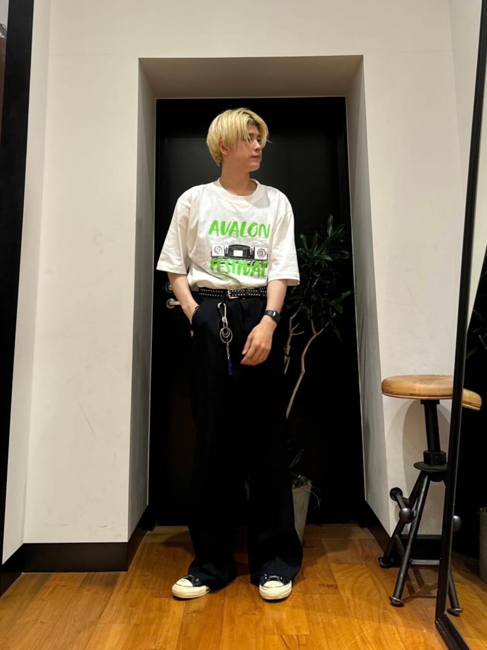 「アーバンリサーチ、カジュアル、URBANRESEARCH、夏服、ur、おでかけコーデ、マネキン買い、一枚で決まるtシャツ」｜「MASTER&Coの『別注』　MASTER&Co.×URBAN RESEARCH　STUDS 24mm BELT（ベルト、ブラック系）」を使った、鎌田　真平さん（メンズ・172cm）の夏コーディネートの1枚目の写真