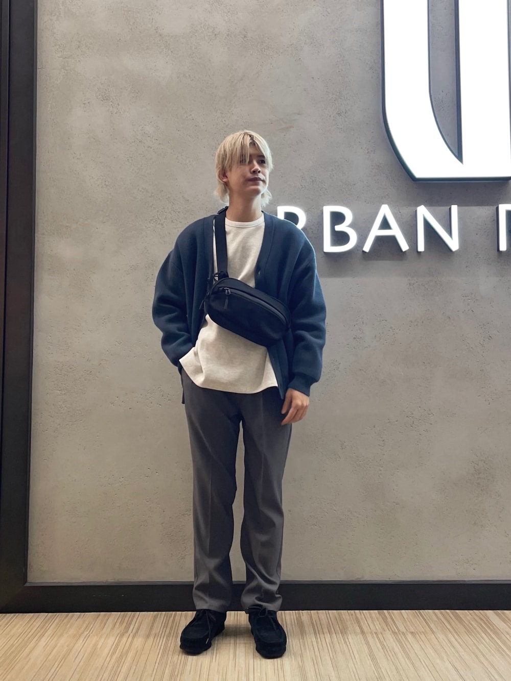 グレー系のカーディガン/ボレロ、ブラック系のショルダーバッグ、グレー系のその他パンツを着用したメンズの春コーディネートの1枚目の写真