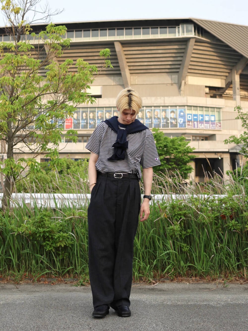 「アーバンリサーチ、カジュアル、Tシャツ、別注、ローファー、URBANRESEARCH、カットソー、夏服、ur、おでかけコーデ、マネキン買い、一枚で決まるtシャツ」｜「MASTER&CoのMASTER&Co.　24mm NUMBERING BELT（ベルト、ブラック系）」を使った、鎌田　真平さん（メンズ・172cm）の夏コーディネートの1枚目の写真