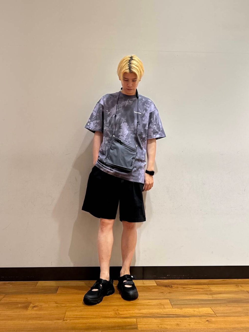 「アーバンリサーチ、カジュアル、Tシャツ、URBANRESEARCH、サンダル、サンダルコーデ、ur、おでかけコーデ、マネキン買い」｜「SALOMONのSALOMON　ACS POUCH 2（ショルダーバッグ、グレー系）」を使った、鎌田　真平さん（メンズ・172cm）の春コーディネートの1枚目の写真