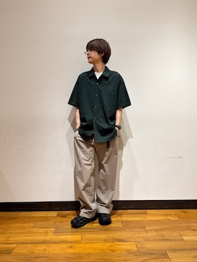 「URBAN RESEARCH（アーバンリサーチ）の『別注』Gramicci　SOLOTEX STRETCH PANTS（その他パンツ、ベージュ系）」を使った、鎌田　真平さん（メンズ・172cm）の春コーディネート