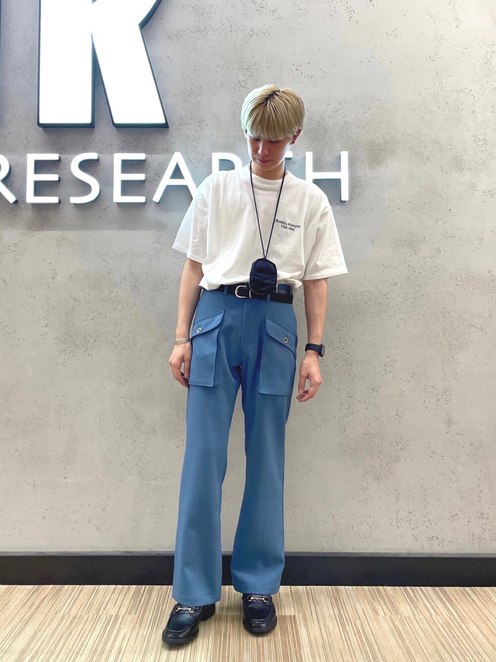 ブルー系のその他パンツ、ホワイト系のTシャツ/カットソー、ブラック系のローファーを着用したメンズの夏コーディネートの1枚目の写真