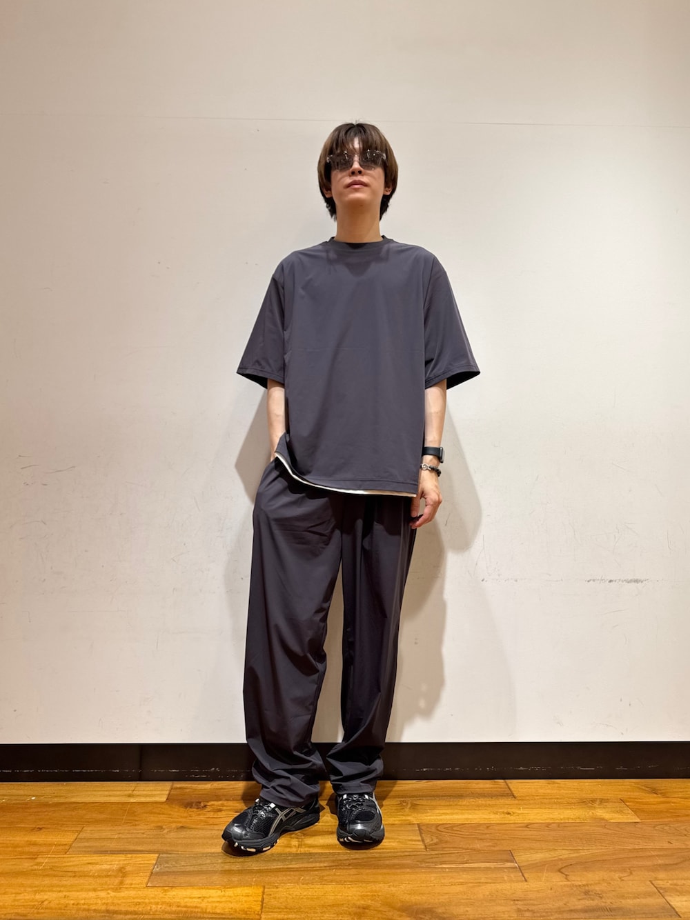 ブラック系のスニーカー、グレー系のその他パンツ、グレー系のTシャツ/カットソーを着用したメンズの夏コーディネートの1枚目の写真