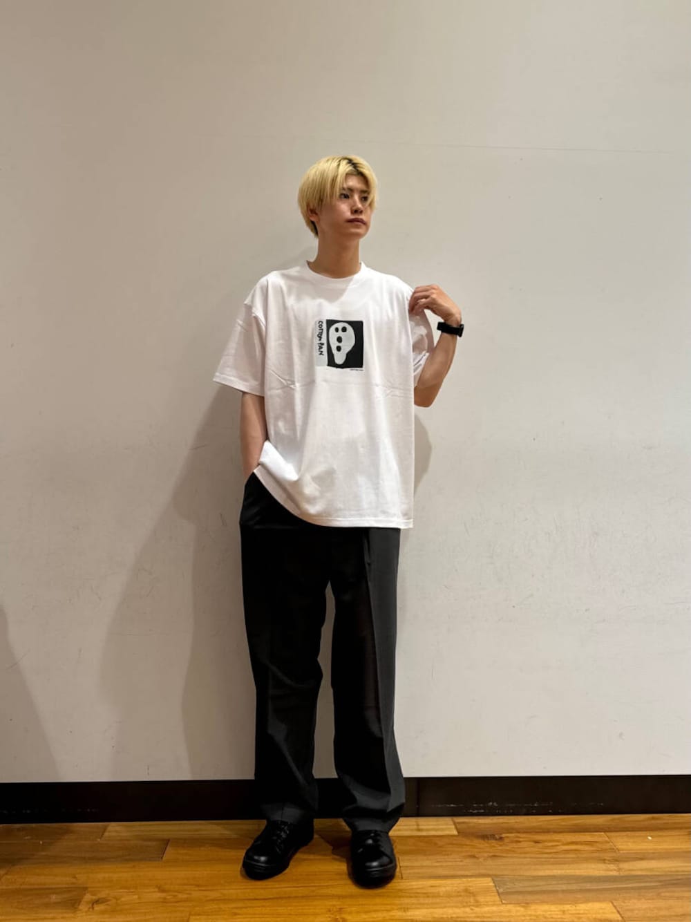 「アーバンリサーチ、スニーカー、URBANRESEARCH、セール、夏服、ur、おでかけコーデ、マネキン買い、一枚で決まるtシャツ」｜「URBAN RESEARCHのウォッシャブルウールサイロフィルスラックス（その他パンツ、グレー系）」を使った、鎌田　真平さん（メンズ・172cm）の夏コーディネートの1枚目の写真