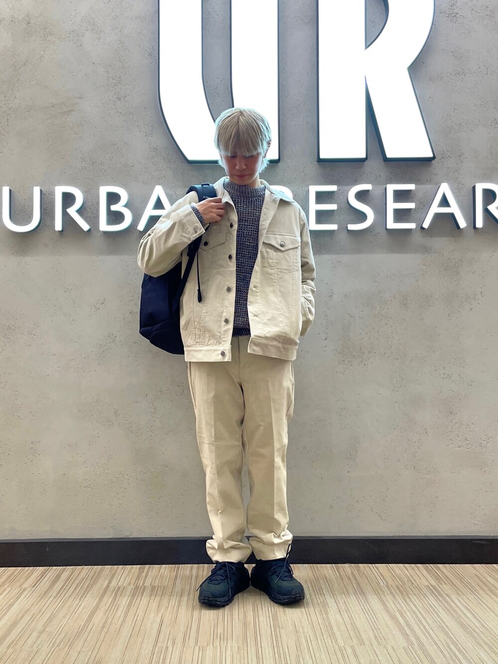 ホワイト系のその他パンツ、ブルー系のニット/セーター、ホワイト系のブルゾンを着用したメンズの秋コーディネートの1枚目の写真