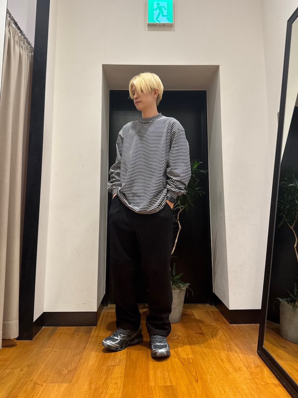 その他のTシャツ/カットソー、ブラック系のその他パンツ、ブラック系のスニーカーを着用したメンズの秋コーディネートの1枚目の写真