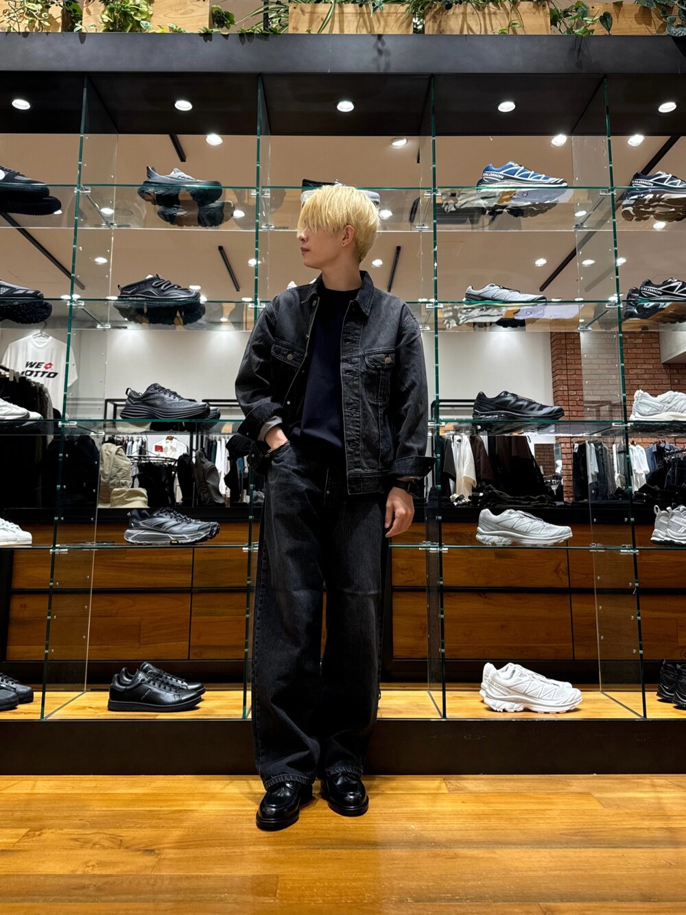 ブラック系のデニムパンツ、ブラック系のドレスシューズ、ブラック系のデニムジャケットを着用したメンズの秋コーディネートの1枚目の写真