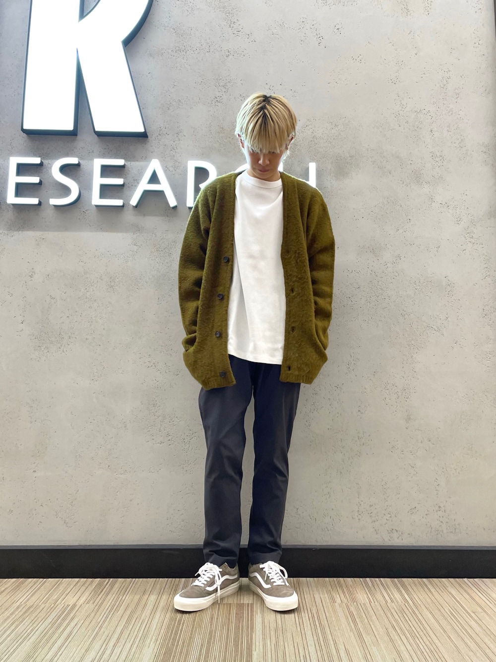 ホワイト系のTシャツ/カットソー、グレー系のその他パンツ、グリーン系のカーディガン/ボレロを着用したメンズの秋コーディネートの1枚目の写真