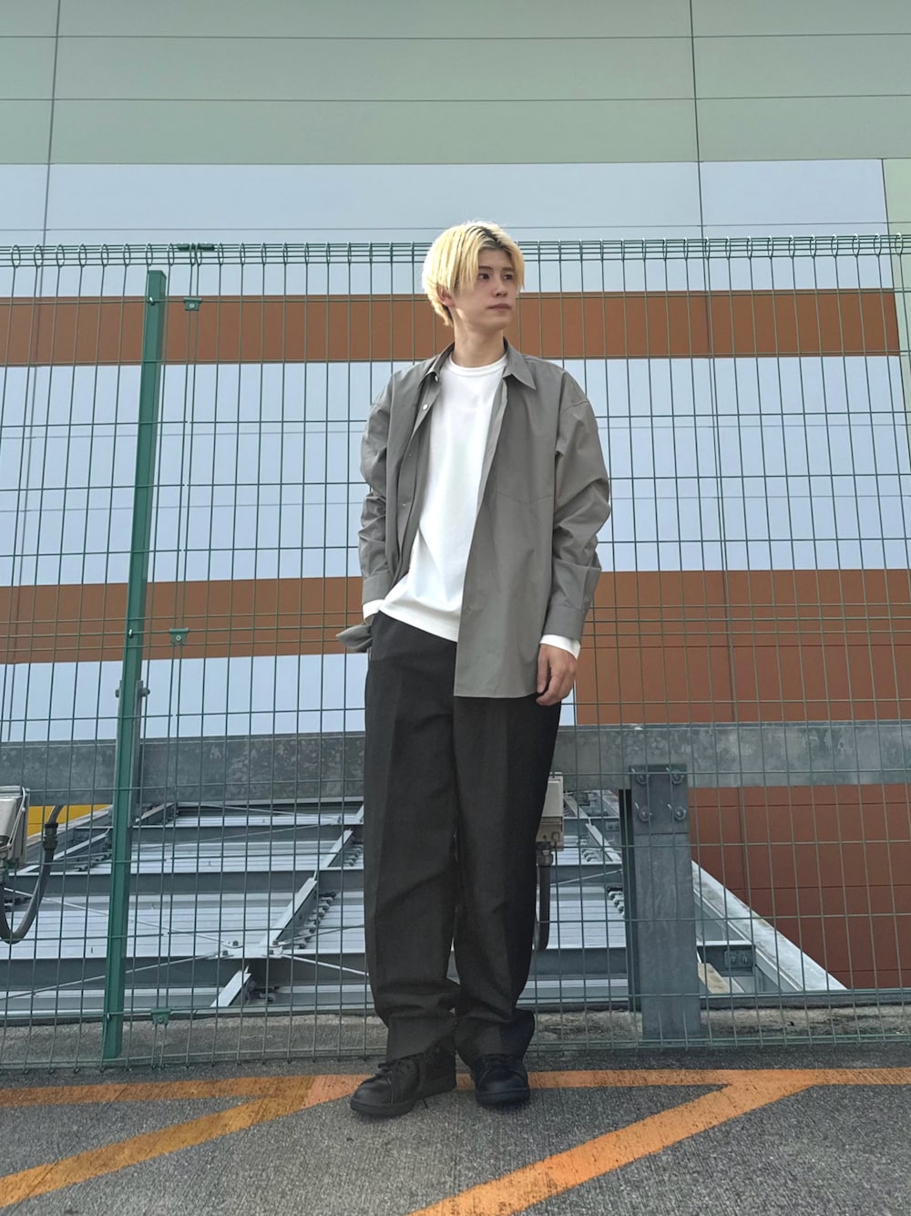 ブラウン系のその他パンツ、ホワイト系のTシャツ/カットソー、グリーン系のシャツ/ブラウスを着用したメンズの秋コーディネートの1枚目の写真