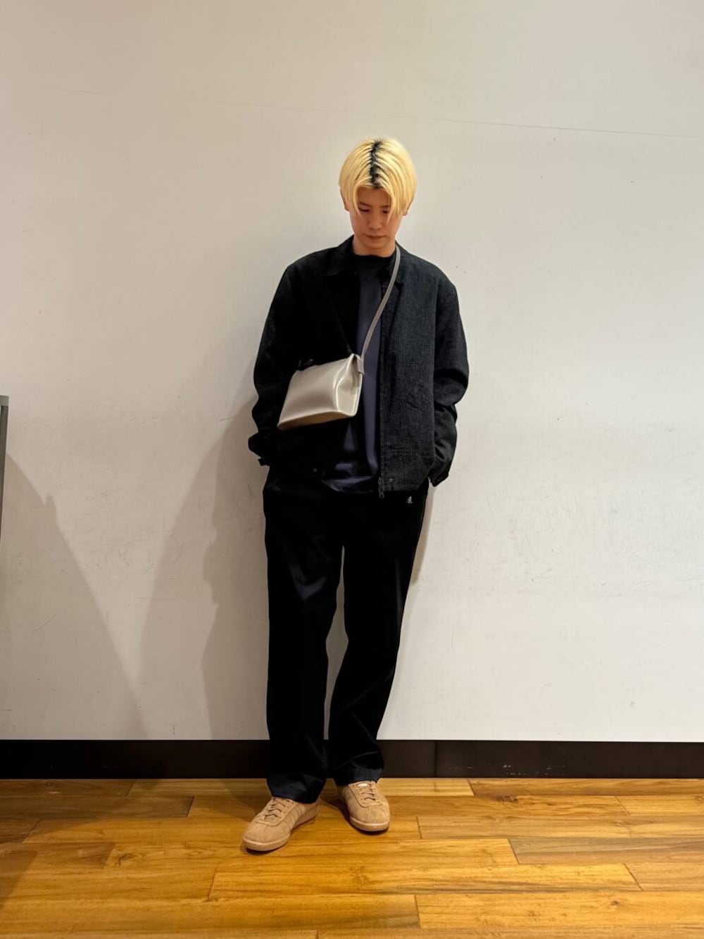 「アーバンリサーチ、スニーカー、カジュアル、URBANRESEARCH、春服、ur、おでかけコーデ、春アイテム、マネキン買い、新作スニーカーコーデ」｜「Gramicciの『別注』GRAMICCI　コットンライクチノストレッチパンツ（その他パンツ、ブラック系）」を使った、鎌田　真平さん（メンズ・172cm）の春コーディネートの1枚目の写真