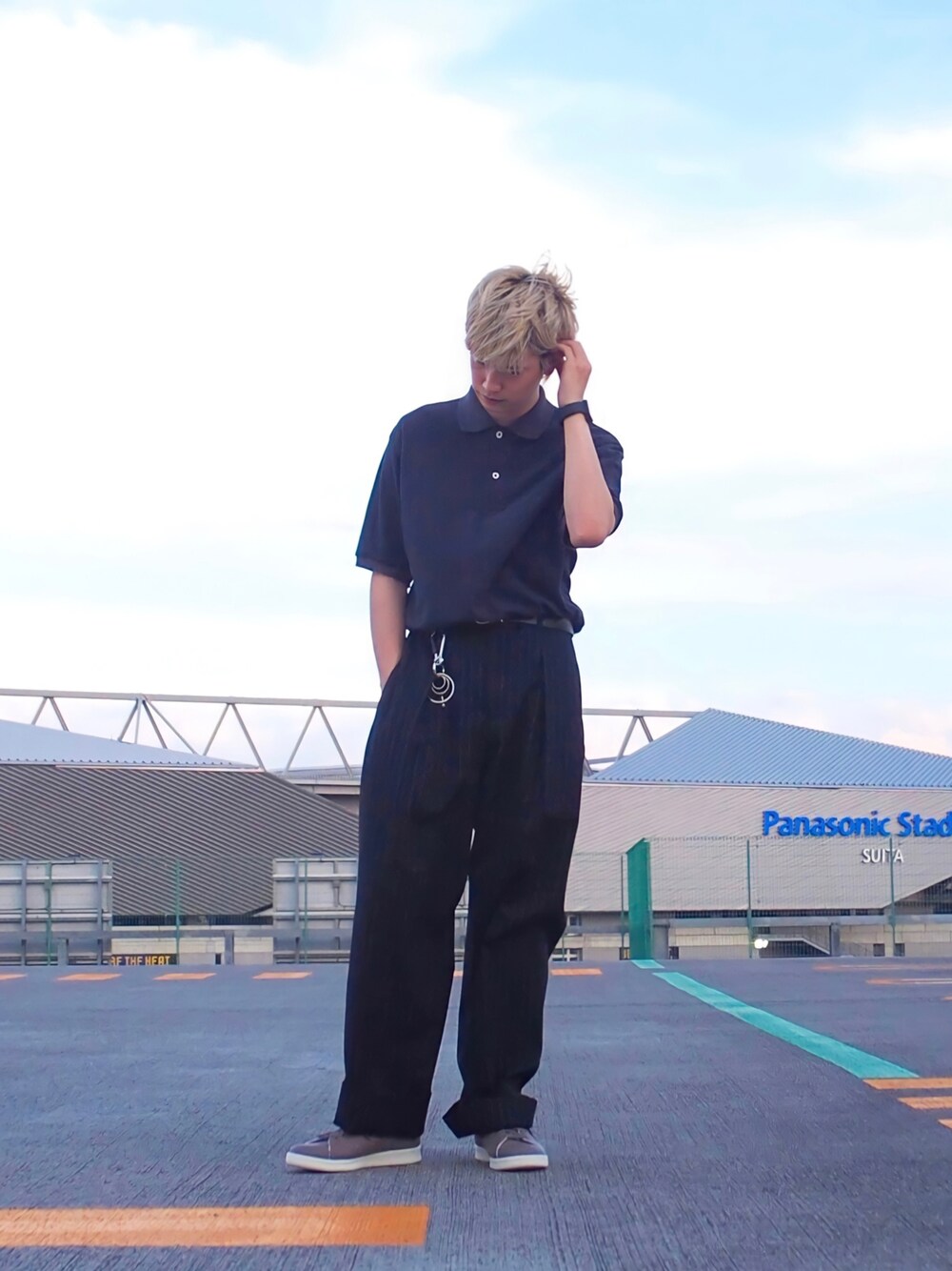 「タックイン、メンズコーデ、ポロシャツ、URBAN RESEARCH、シンプルコーデ、韓国ファッション、きれいめカジュアル、スニーカー、ロゴT、ワイドパンツ、ワントーンコーデ、ゆるコーデ、スラックス、adidas、いいね、save、フォローお願いします🤑」｜「URBAN RESEARCHのアイテム（パンツ、ブラック系）」を使った、鎌田　真平さん（メンズ・172cm）の夏コーディネートの1枚目の写真