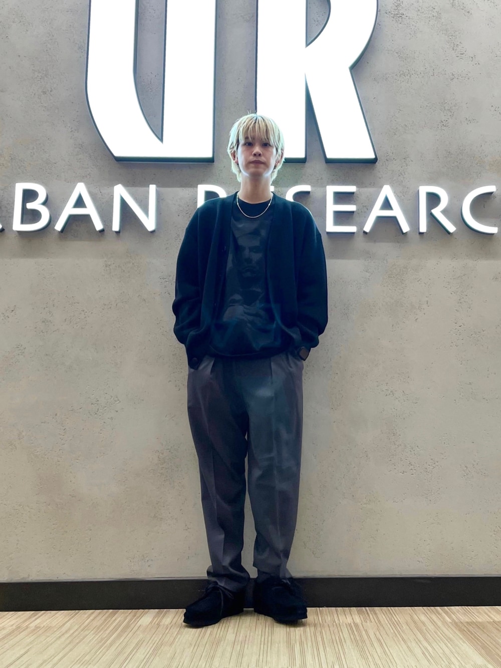 ブラック系のカーディガン/ボレロ、グレー系のその他パンツ、ブラック系のTシャツ/カットソーを着用したメンズの夏コーディネートの1枚目の写真