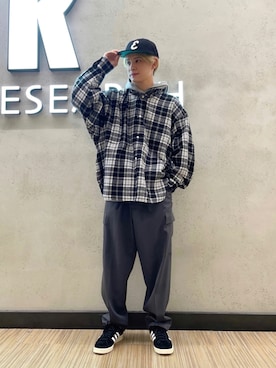 「URBAN RESEARCH（アーバンリサーチ）のアイテム（パーカー）」を使った、鎌田　真平さん（メンズ・172cm）の秋コーディネート