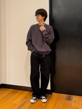 「URBAN RESEARCH（アーバンリサーチ）の『別注』crepuscule×URBAN RESEARCH　クルーネック（ニット/セーター、ブラウン系）」を使った、鎌田　真平さん（メンズ・172cm）の秋コーディネート
