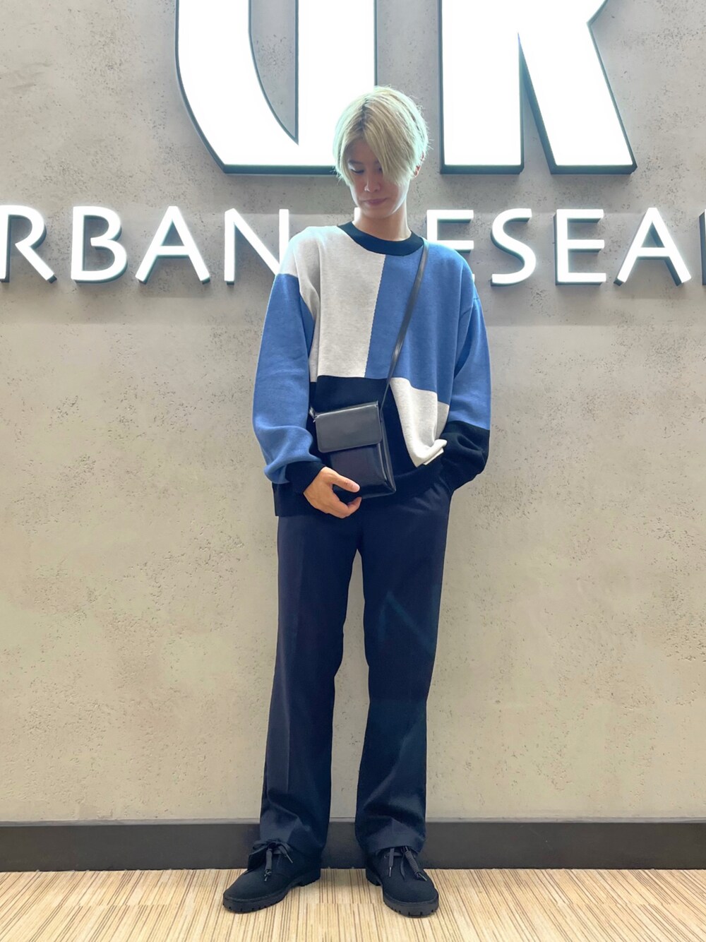 「秋服準備はじめました、ファッションの力を信じよう、ニット、韓国ファッション、ショルダーバッグ、ストリートコーデ、カラーパンツ、秋のコーデ、秋コーデ、大人カジュアル、カジュアルコーデ、いいね、save、フォローお願いします🤑、ストリート、スラックス、ブーツ」｜「URBAN RESEARCHのURBAN RESEARCH iD　T/R TWO TUCK SLACKS（その他パンツ、ブルー系）」を使った、鎌田　真平さん（メンズ・172cm）の秋コーディネートの1枚目の写真