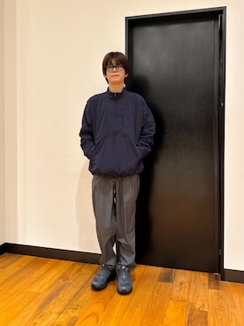 「URBAN RESEARCH（アーバンリサーチ）のGramicci for LOWERCASE　STRETCH GABADIN TWO TUCK（その他パンツ、グレー系）」を使った、鎌田　真平さん（メンズ・172cm）の秋コーディネート