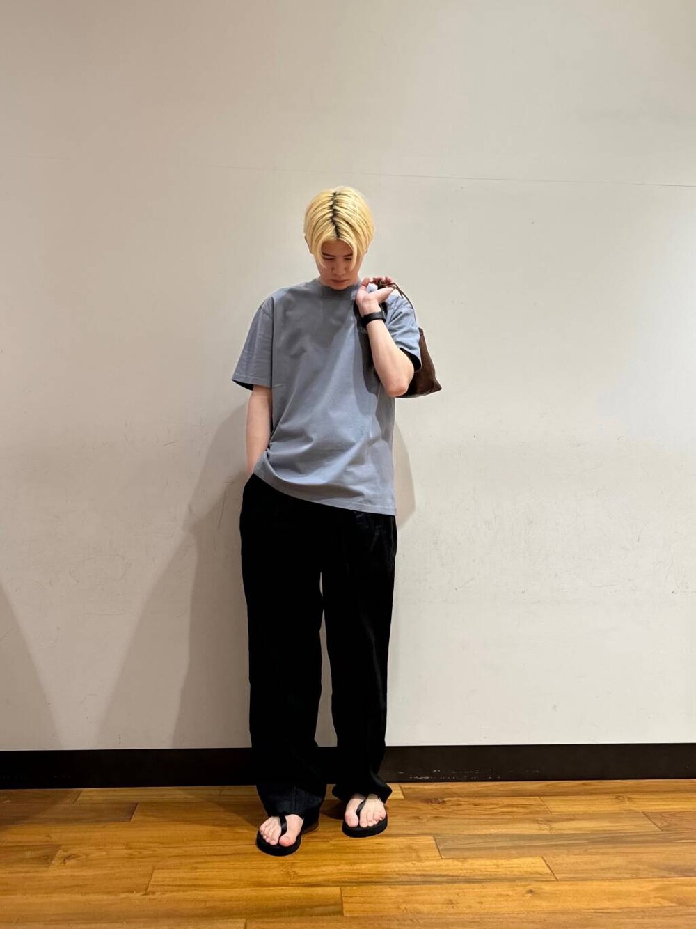「アーバンリサーチ、URBANRESEARCH、サンダル、春、リネン、ur、おでかけコーデ、マネキン買い、きれいめtシャツ」｜「MASTER&CoのMASTER&Co.　GOAT LEATHER KINCHAKU BAG（ショルダーバッグ、ブラウン系）」を使った、鎌田　真平さん（メンズ・172cm）の春コーディネートの1枚目の写真