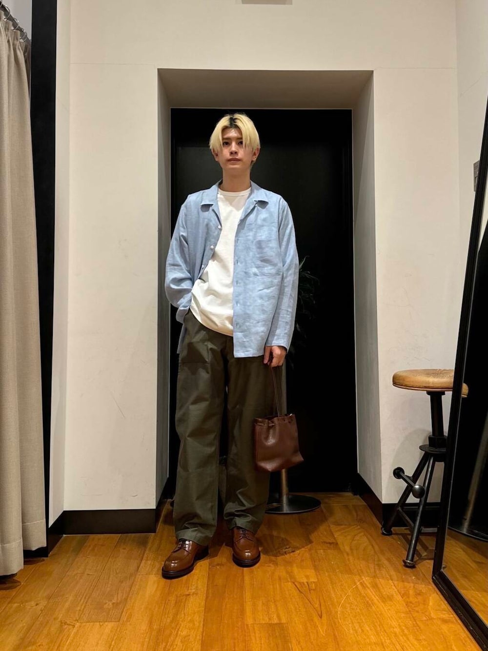 「アーバンリサーチ、別注、URBANRESEARCH、春服、ur、おでかけコーデ、春アイテム、春カラーコーデ、マネキン買い」｜「MASTER&CoのMASTER&Co.　GOAT LEATHER KINCHAKU BAG（ショルダーバッグ、ブラウン系）」を使った、鎌田　真平さん（メンズ・172cm）の春コーディネートの1枚目の写真