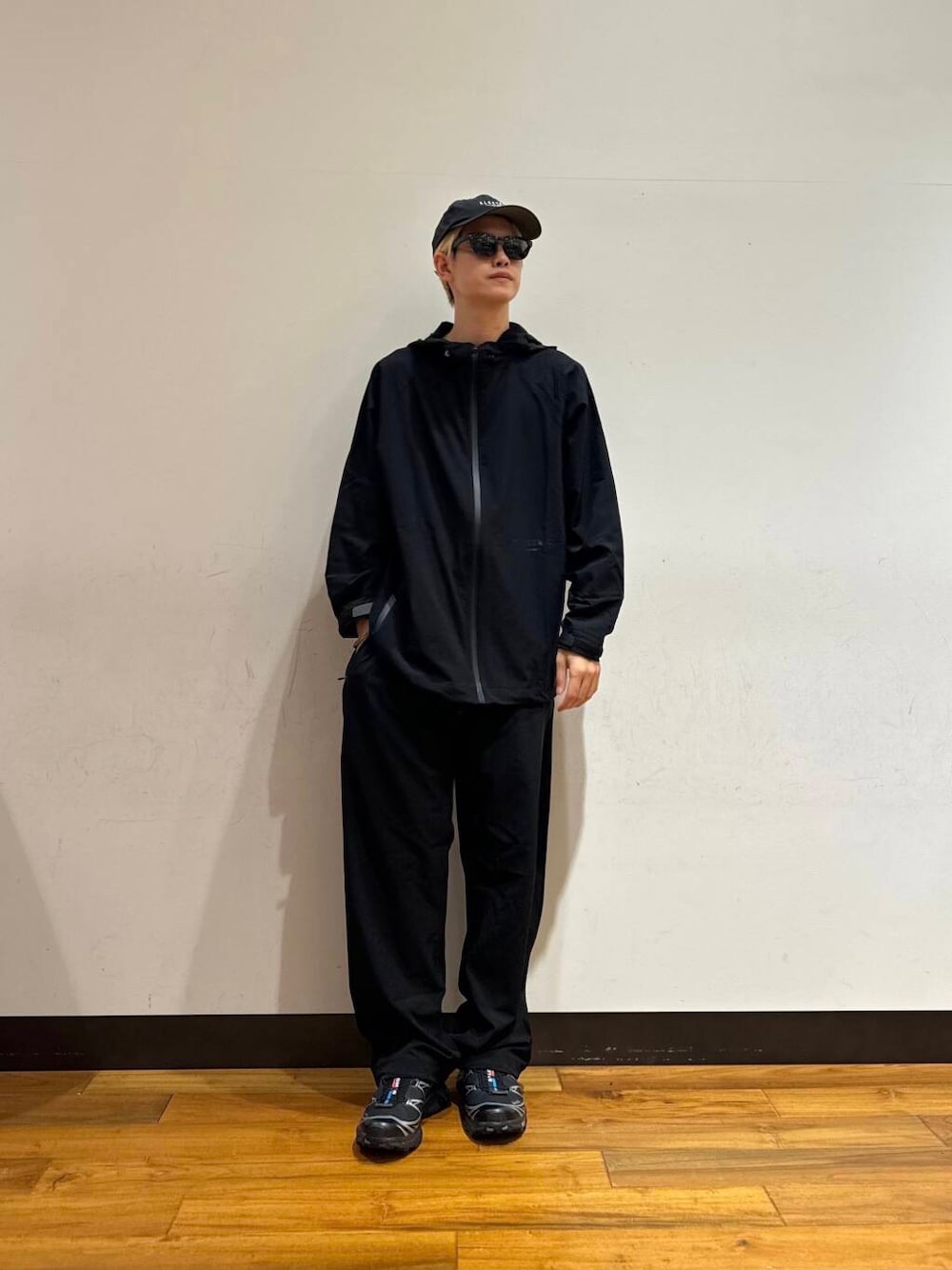 「アーバンリサーチ、カジュアル、URBANRESEARCH、カットソー、アウトドア、夏服、ur、おでかけコーデ、機能性素材、マネキン買い」｜「SALOMONのSALOMON　XT-6 GTX（スニーカー、ブラック系）」を使った、鎌田　真平さん（メンズ・172cm）の夏コーディネートの1枚目の写真