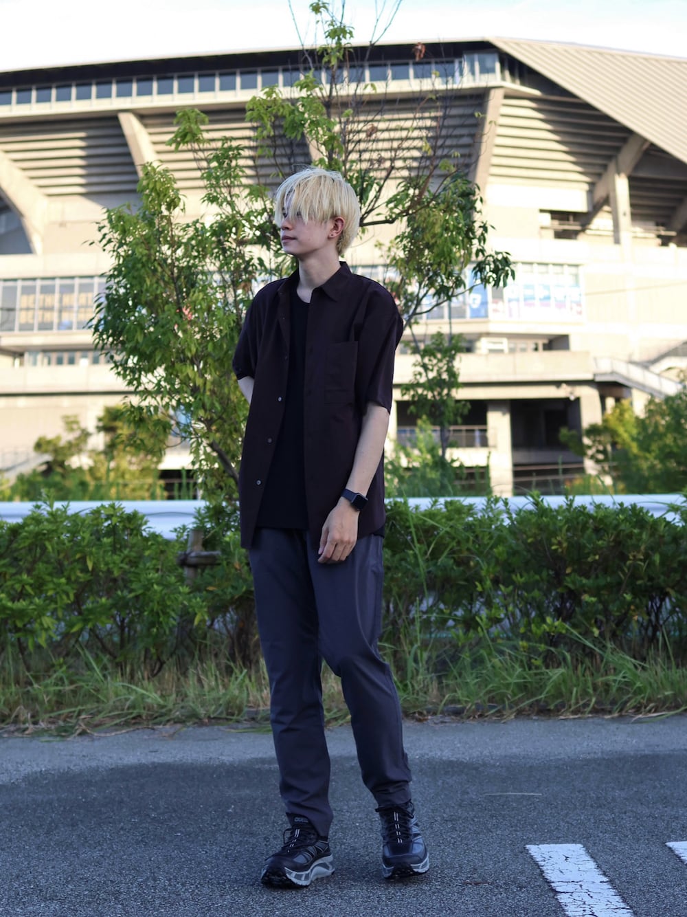 ブラック系のタンクトップ、ブラック系のスニーカー、グレー系のその他パンツを着用したメンズの夏コーディネートの1枚目の写真