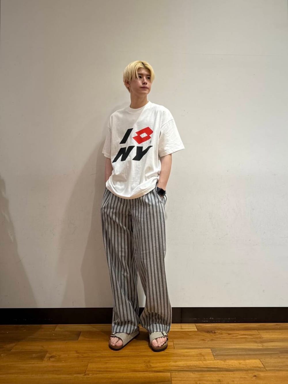 「アーバンリサーチ、カジュアル、URBANRESEARCH、サンダル、セール、夏服、ur、おでかけコーデ、マネキン買い、lotto、一枚で決まるtシャツ」｜「BIRKENSTOCKのBIRKENSTOCK　Zurich(Narrow)（サンダル、ベージュ系）」を使った、鎌田　真平さん（メンズ・172cm）の夏コーディネートの1枚目の写真