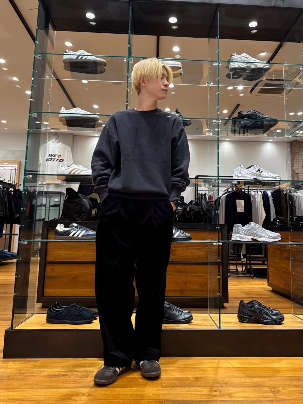 ブラック系のスウェット、ブラック系のその他パンツ、ブラウン系のスニーカーを着用したメンズの秋コーディネートの1枚目の写真