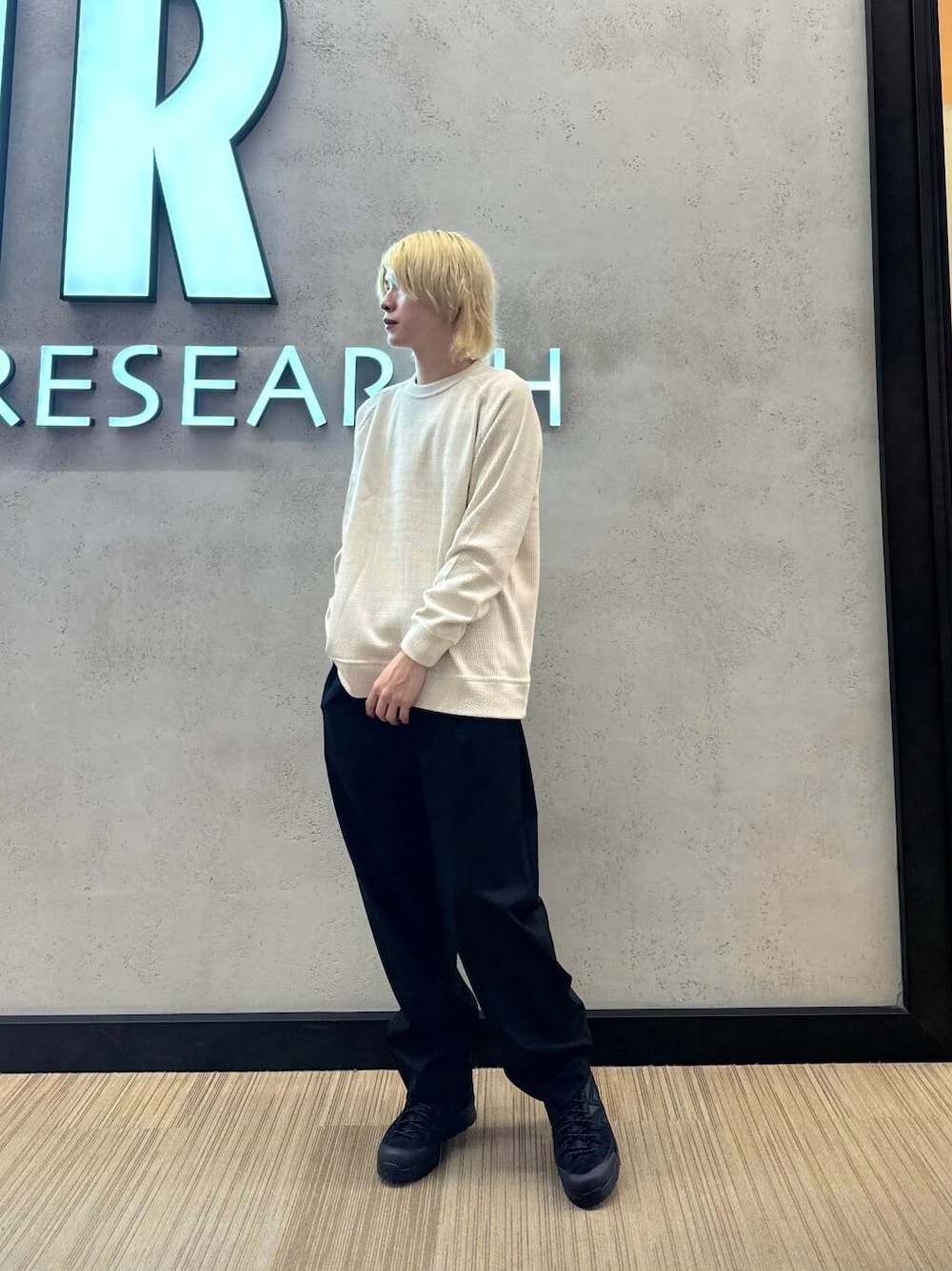 ホワイト系のTシャツ/カットソー、ブラック系のその他パンツ、ブラック系のスニーカーを着用したメンズの秋コーディネートの1枚目の写真