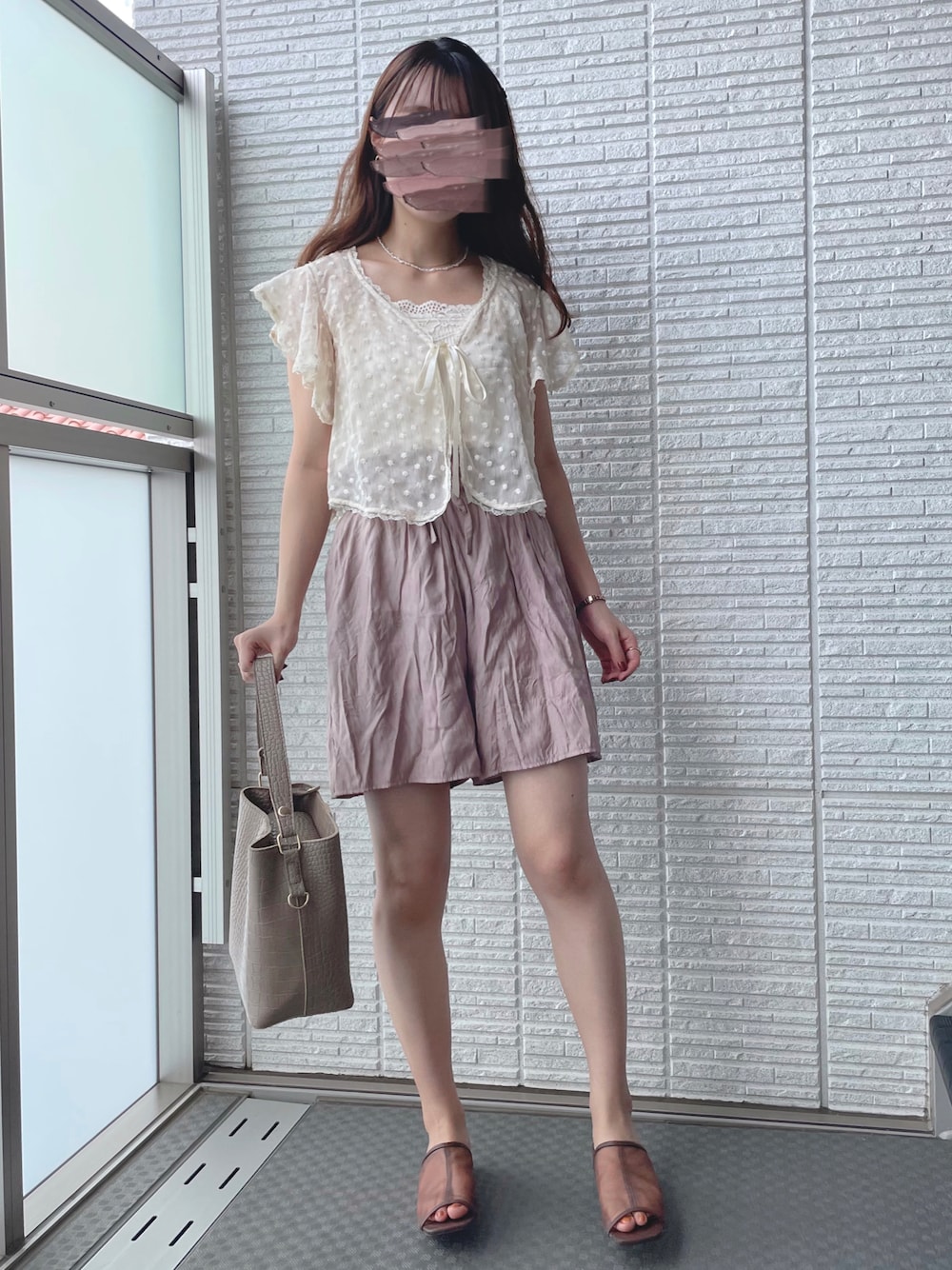 「flower、ブラウス、ショートパンツ、レーストップス」｜「jumelleのtrans lace top（シャツ/ブラウス、ベージュ系）」を使った、おぴよさん（レディース・157cm）の秋コーディネートの1枚目の写真
