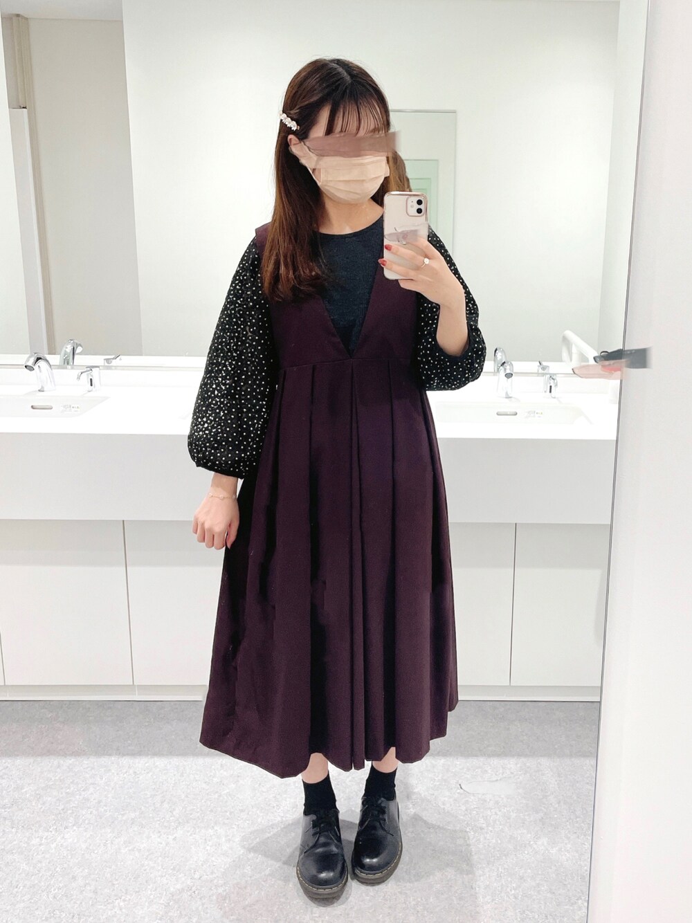 「ジャンパースカート、ブラウス、ドクターマーチン、flower、秋服」｜「flowerのフラワリートウィンクルトップ（Tシャツ/カットソー、ブラック系）」を使った、おぴよさん（レディース・157cm）の秋コーディネートの1枚目の写真