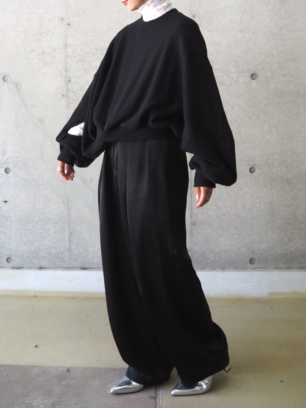 「モノトーン、低身長コーデ、スウェット、レイヤードスタイル、サテンパンツ、ブラックコーデ」｜「THINGS THAT MATTERのTWIST SWEAT PULLOVER / ツイストスウェットプルオーバー（スウェット、ブラック系）」を使った、THINGS THAT MATTERさん（レディース・152cm）の冬コーディネートの1枚目の写真
