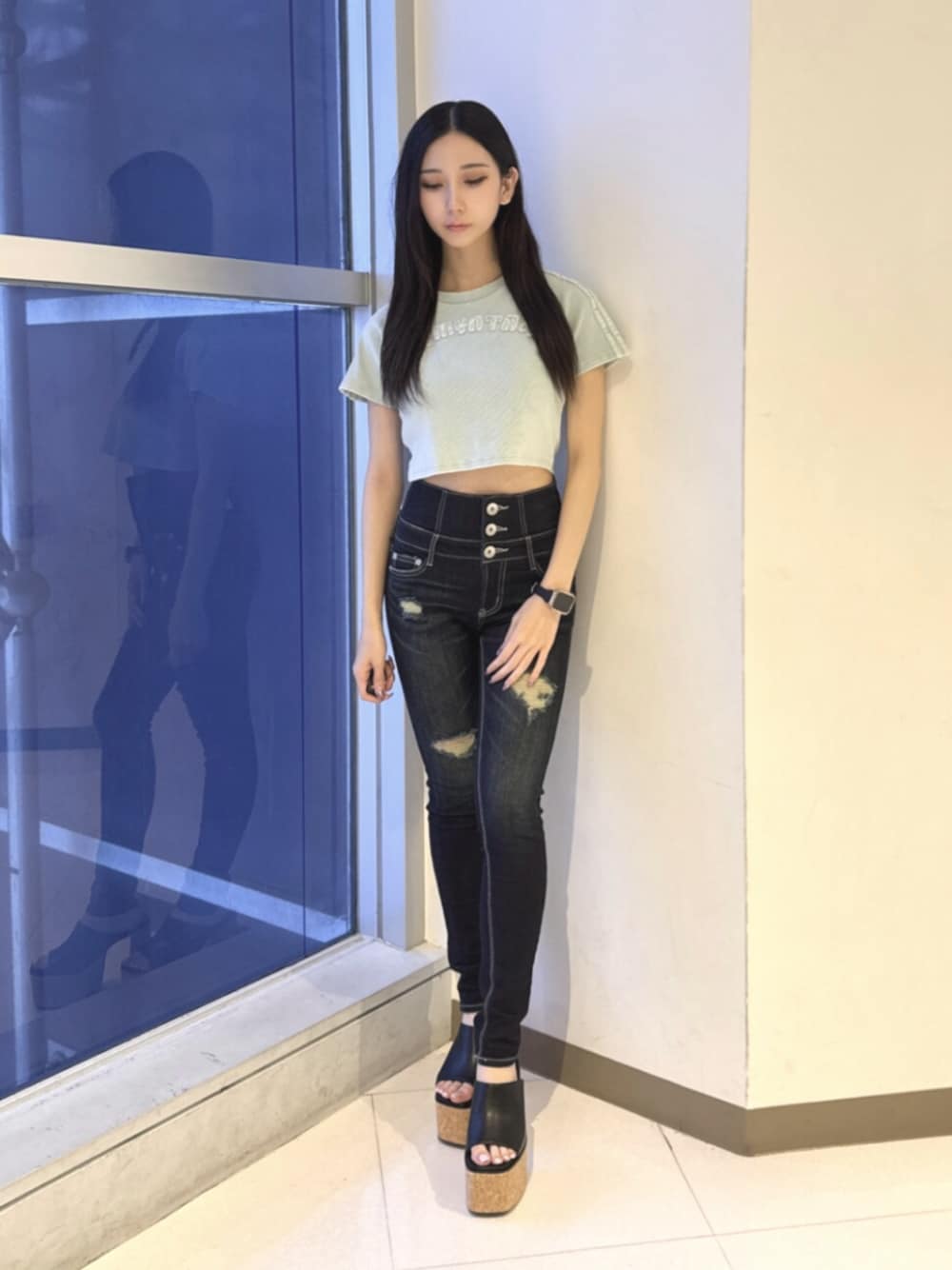 ブルー系のデニムパンツ、ブラック系のサンダル、ブルー系のTシャツ/カットソーを着用したレディースの夏コーディネートの1枚目の写真