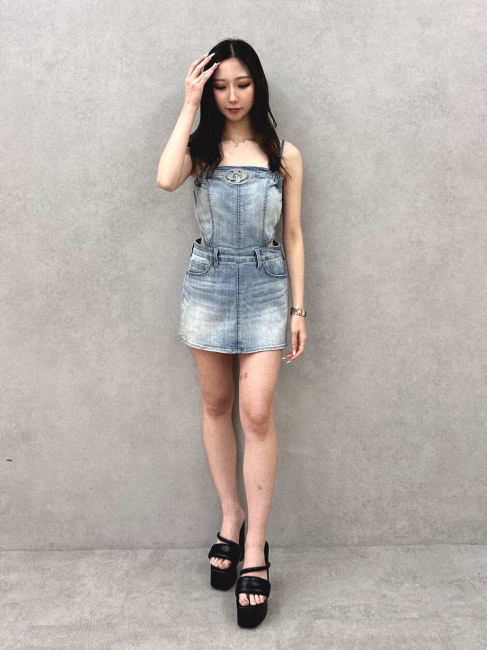 ブラック系のサンダル、ブルー系のワンピースを着用したレディースの夏コーディネートの1枚目の写真