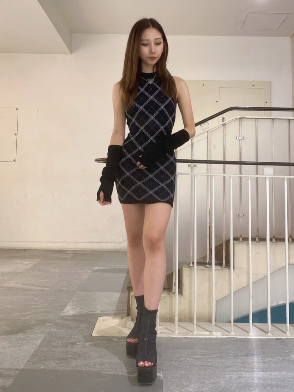 ブラック系のサンダル、ブラック系のワンピースを着用したレディースの夏コーディネートの1枚目の写真