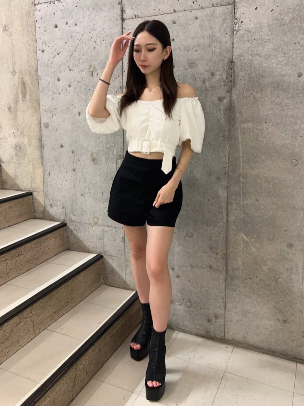 ブラック系のサンダル、ブラック系のその他パンツ、ホワイト系のシャツ/ブラウスを着用したレディースの夏コーディネートの1枚目の写真