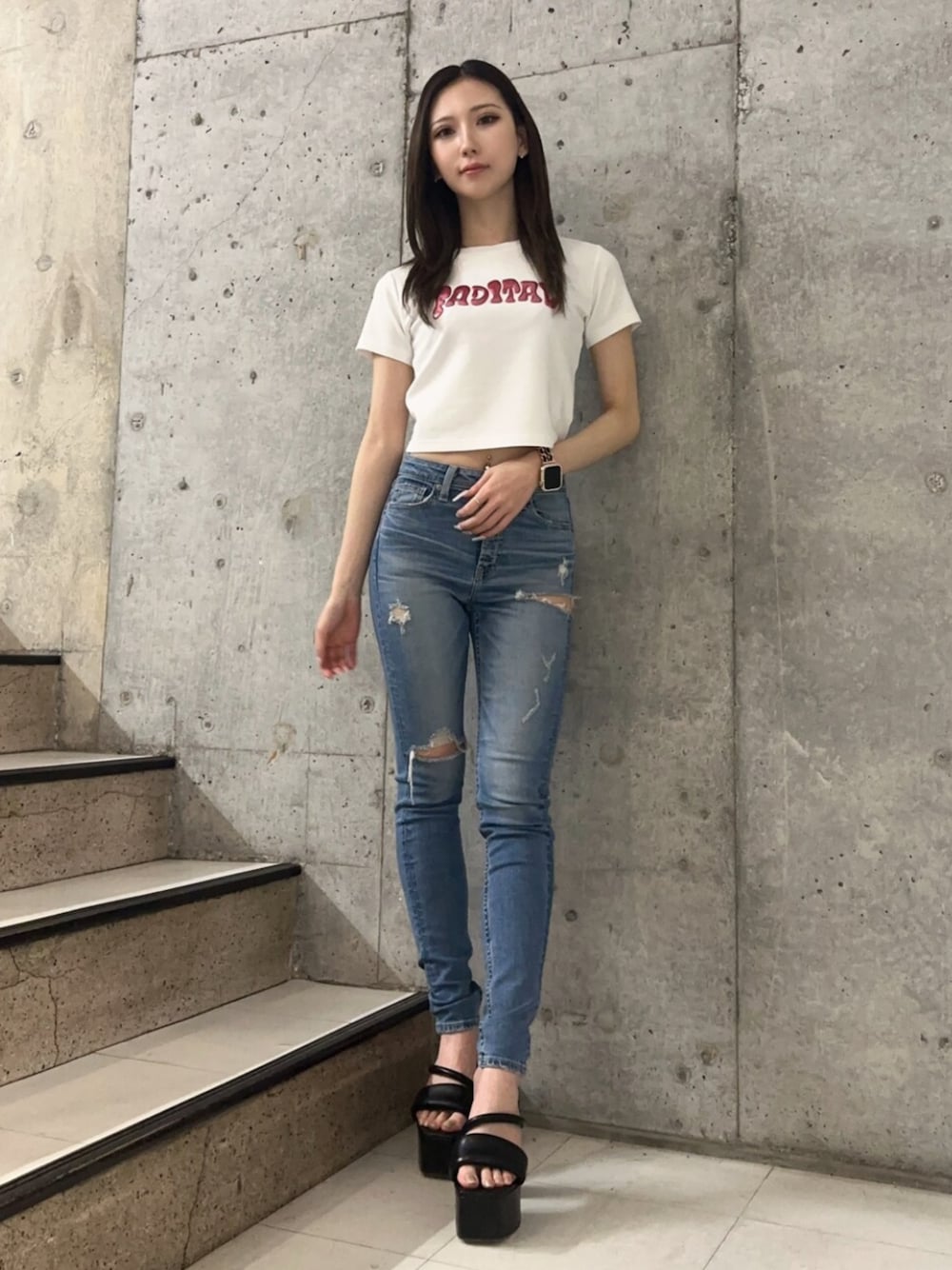 ブラック系のサンダル、ブルー系のデニムパンツ、ホワイト系のTシャツ/カットソーを着用したレディースの春コーディネートの1枚目の写真