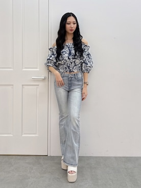 「GYDA（ジェイダ）のハイウエストBASICフレアデニムパンツ（デニムパンツ、ブルー系）」を使った、hinanoさん（レディース・156cm）の春コーディネート