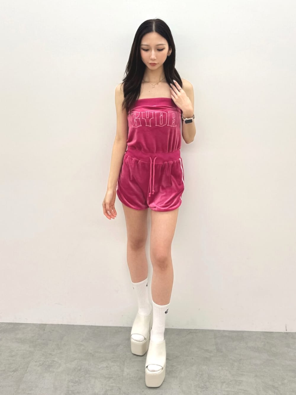 ピンク系のワンピース、ホワイト系のサンダル、ホワイト系のソックス/靴下を着用したレディースの夏コーディネートの1枚目の写真