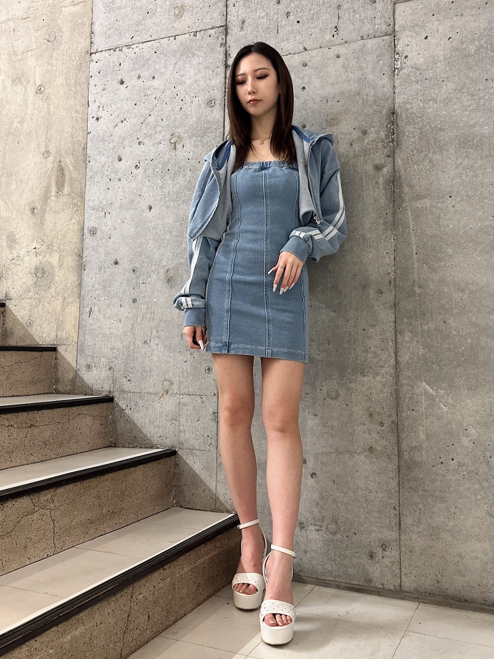 「セットアップ、大人カジュアル、デニム、デニムパンツ、デニムコーデ、デニムオンデニム、タイトワンピース、gyda、GYDA、gydastaff、GYDAコーデ、gydaデニム、GYDAデニム」｜「GYDAのGD SIDE 2ラインカットデニムベアワンピース【SETUP着用可】（ワンピース、ブルー系）」を使った、hinanoさん（レディース・156cm）の春コーディネートの1枚目の写真