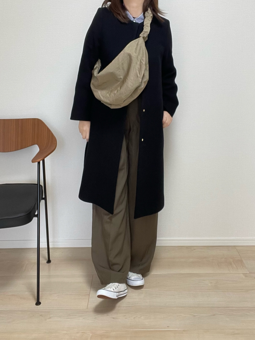 「オトナ女子、シンプルコーデ、スニーカー、プチプラ、スニーカーコーデ、休日スタイル、冬コーデ、パンツコーデ、スラックス、ロングコート」｜「OPAQUE.CLIPの【軽量/長さ調整可能2WAY】フリルハンドルショルダーバッグ（ショルダーバッグ、ベージュ系）」を使った、choco77777さん（レディース・160cm）の冬コーディネートの1枚目の写真