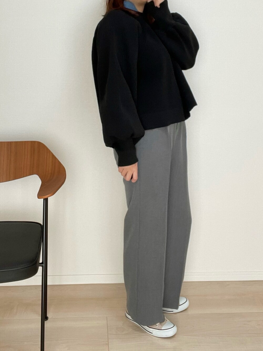 「最近のいい感じコーデ、オトナカワイイ、カジュアルスタイル、モノトーン、秋服、きれいめコーディネート、ニット/セーター、プチプラ、ニット、スラックス、スニーカー」｜「BONLECILLのラグランボリュームスリーブ クロップドニットプルオーバー（ニット/セーター、ブラック系）」を使った、choco77777さん（レディース・160cm）の秋コーディネートの1枚目の写真