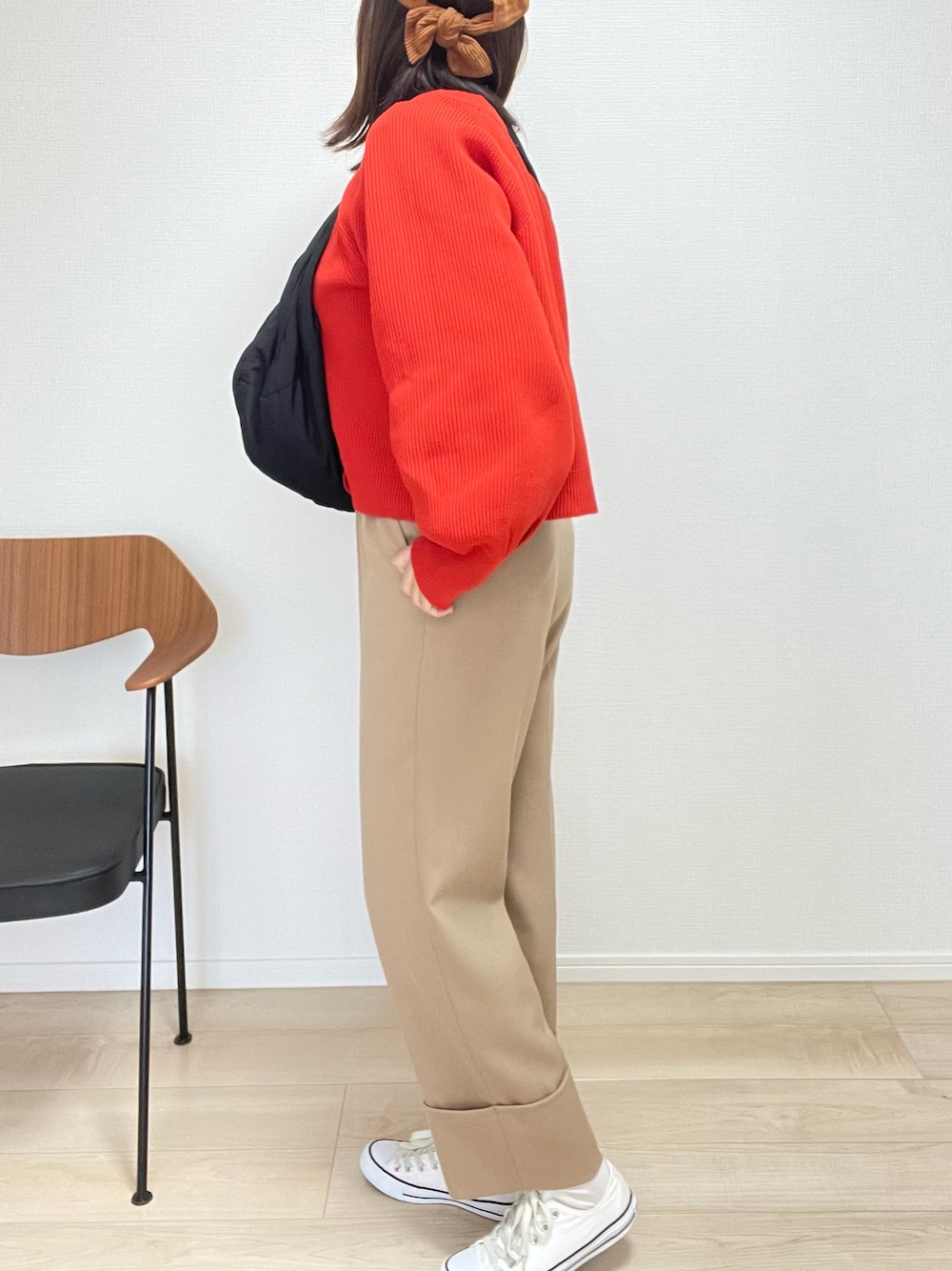 「秋冬コーデ、パンツスタイル、赤、スニーカー、オトナカジュアル、クリスマスに着たい服、大人女子、シンプル、ニット、プチプラ」｜「BONLECILLのラグランボリュームスリーブ クロップドニットプルオーバー（ニット/セーター、レッド系）」を使った、choco77777さん（レディース・160cm）の冬コーディネートの1枚目の写真