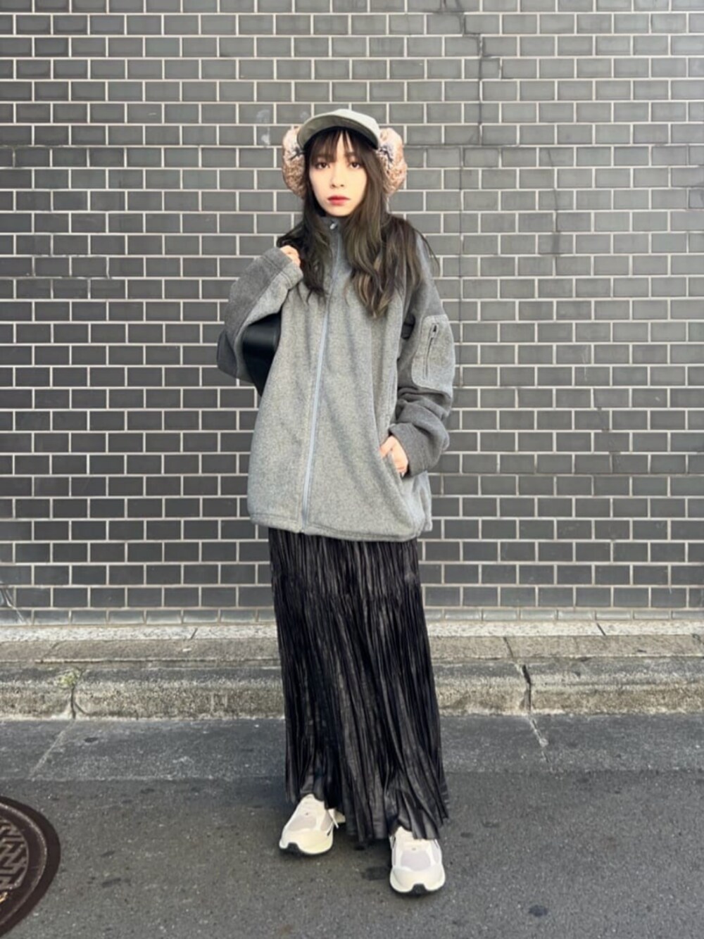 「スニーカー、ストリート、トレンド、リラックス、トラベル、骨格ナチュラル、スカート、旅コーデ、ウィンター、冬服、冬コーデ、BEAUTY&YOUTH」｜「BEAUTY&YOUTH UNITED ARROWSのナイロン ムーン ワイドベルト ワンショルダーバッグ（ショルダーバッグ、ブラック系）」を使った、塩川（shiokawa）さん（レディース・146cm）の冬コーディネートの1枚目の写真