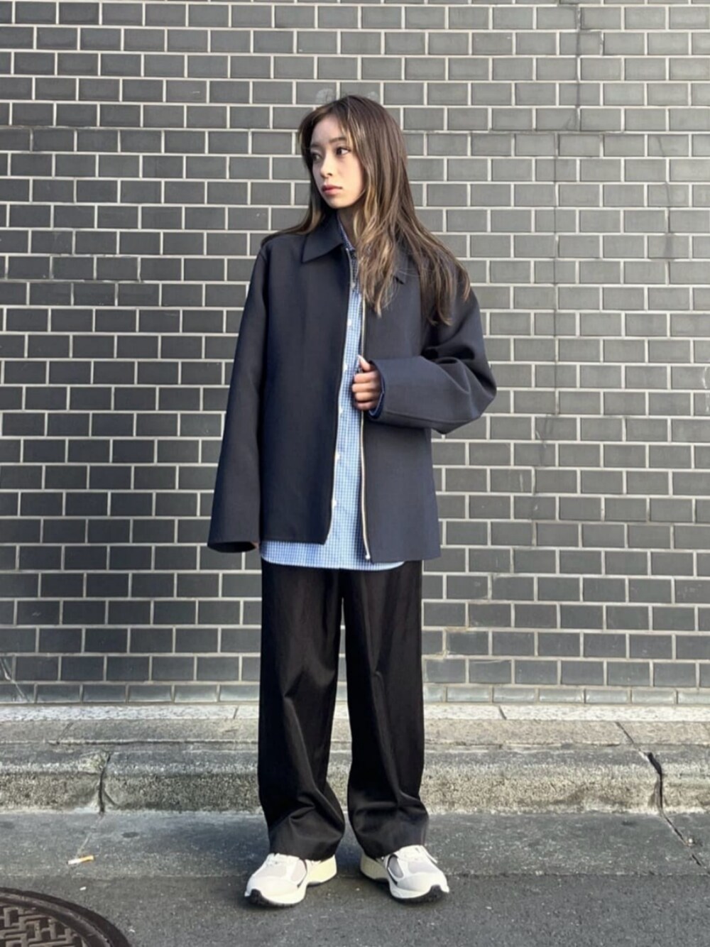 「ジャケット、スニーカー、シャツ、モード、サテンパンツ、ストリート、骨格ナチュラル、ブルベ冬、春服、春コーデ、旅行、BEAUTY&YOUTH」｜「BEAUTY&YOUTH UNITED ARROWSのジップ リバーブルゾン（ブルゾン、ブルー系）」を使った、塩川（shiokawa）さん（レディース・146cm）の冬コーディネートの1枚目の写真