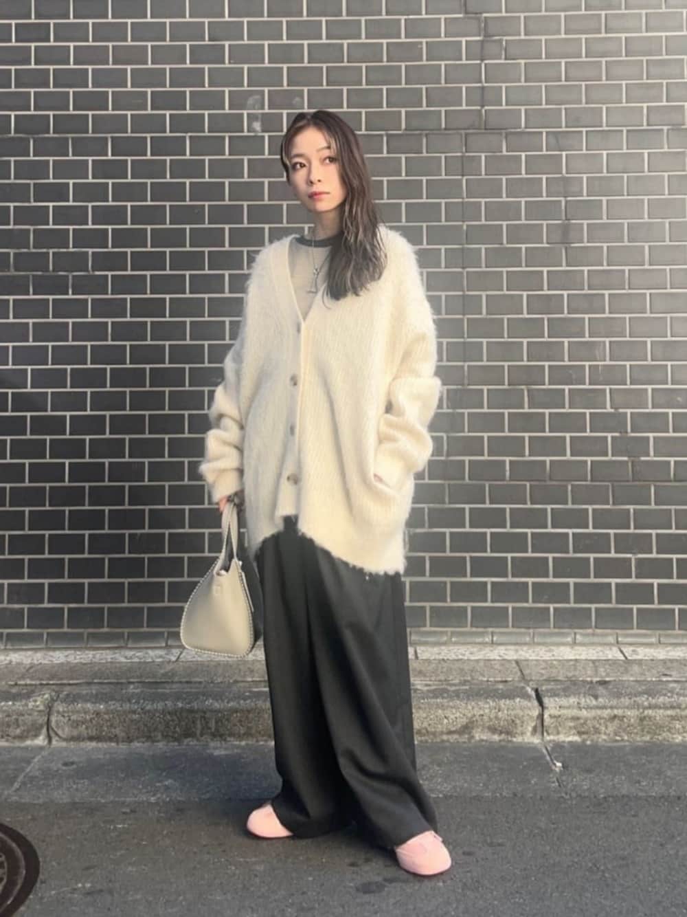 「カーディガン、スニーカー、トレンド、リラックス、骨格ナチュラル、UAHOLIDAYS、ウィンター、冬服、冬コーデ、BEAUTY&YOUTH」｜「BEAUTY&YOUTH UNITED ARROWSのメタル チェーン バングル/ブレスレット（ブレスレット、シルバー系）」を使った、塩川（shiokawa）さん（レディース・146cm）の冬コーディネートの1枚目の写真