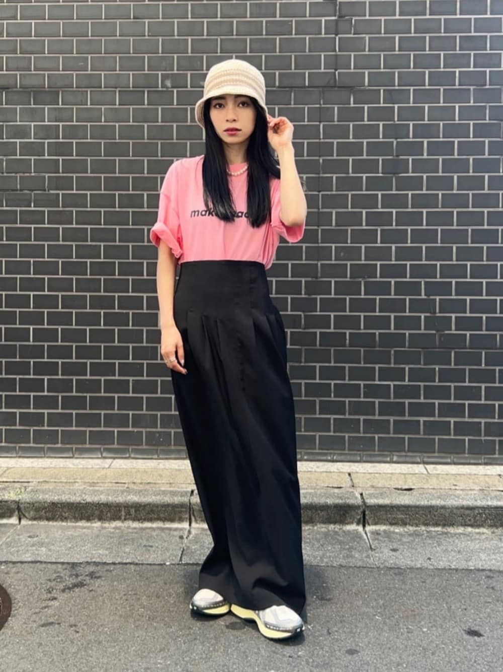 「スニーカー、モード、リラックス、フェミニン、骨格ナチュラル、ブルべ冬、夏服、夏コーデ、スカート、BEAUTY&YOUTH」｜「RACALの＜RACAL＞クラッシャー ハット（ハット、ベージュ系）」を使った、塩川（shiokawa）さん（レディース・146cm）の夏コーディネートの1枚目の写真
