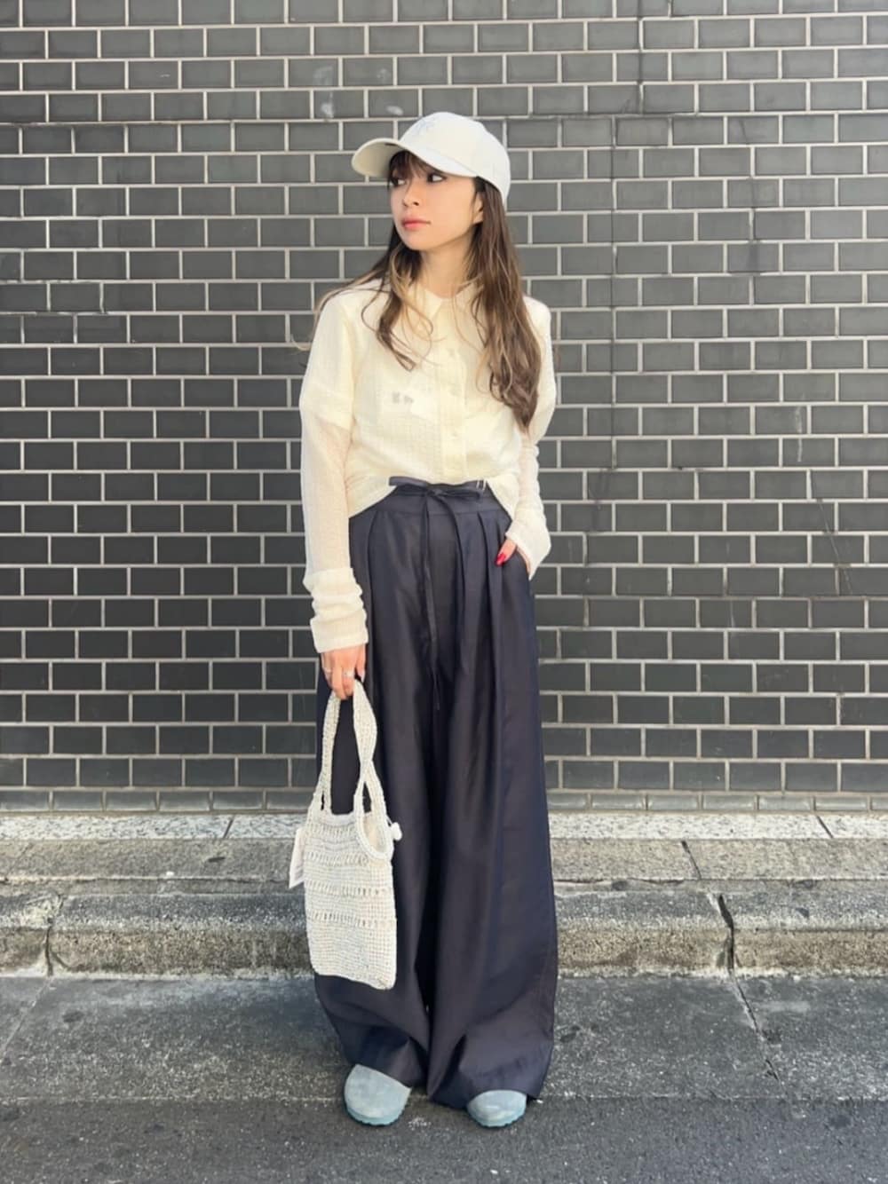 「トレンド、リラックス、フェミニン、骨格ナチュラル、ブルベ冬、シャツ、別注、春服、春コーデ、半袖シャツ、シアー、BEAUTY&YOUTH、キャップ、気温20度から24度、カジュアル」｜「BIRKENSTOCKの【国内EXCLUSIVE】＜BIRKENSTOCK＞トキオ/サンダル（サンダル、グレー系）」を使った、塩川（shiokawa）さん（レディース・146cm）の春コーディネートの1枚目の写真