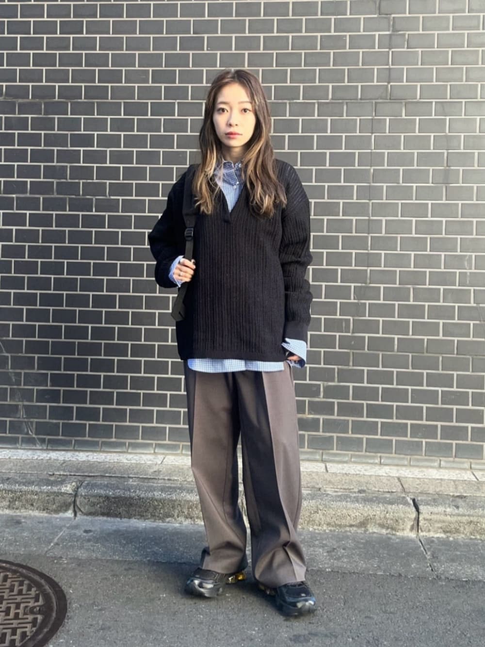 「スニーカー、モード、トレンド、リラックス、骨格ナチュラル、ブルベ冬、シャツ、別注、春服、春コーデ、旅行、旅コーデ、BEAUTY&YOUTH」｜「BEAUTY&YOUTH UNITED ARROWSのコットン チェックシャツ（シャツ/ブラウス、ブルー系）」を使った、塩川（shiokawa）さん（レディース・146cm）の冬コーディネートの1枚目の写真