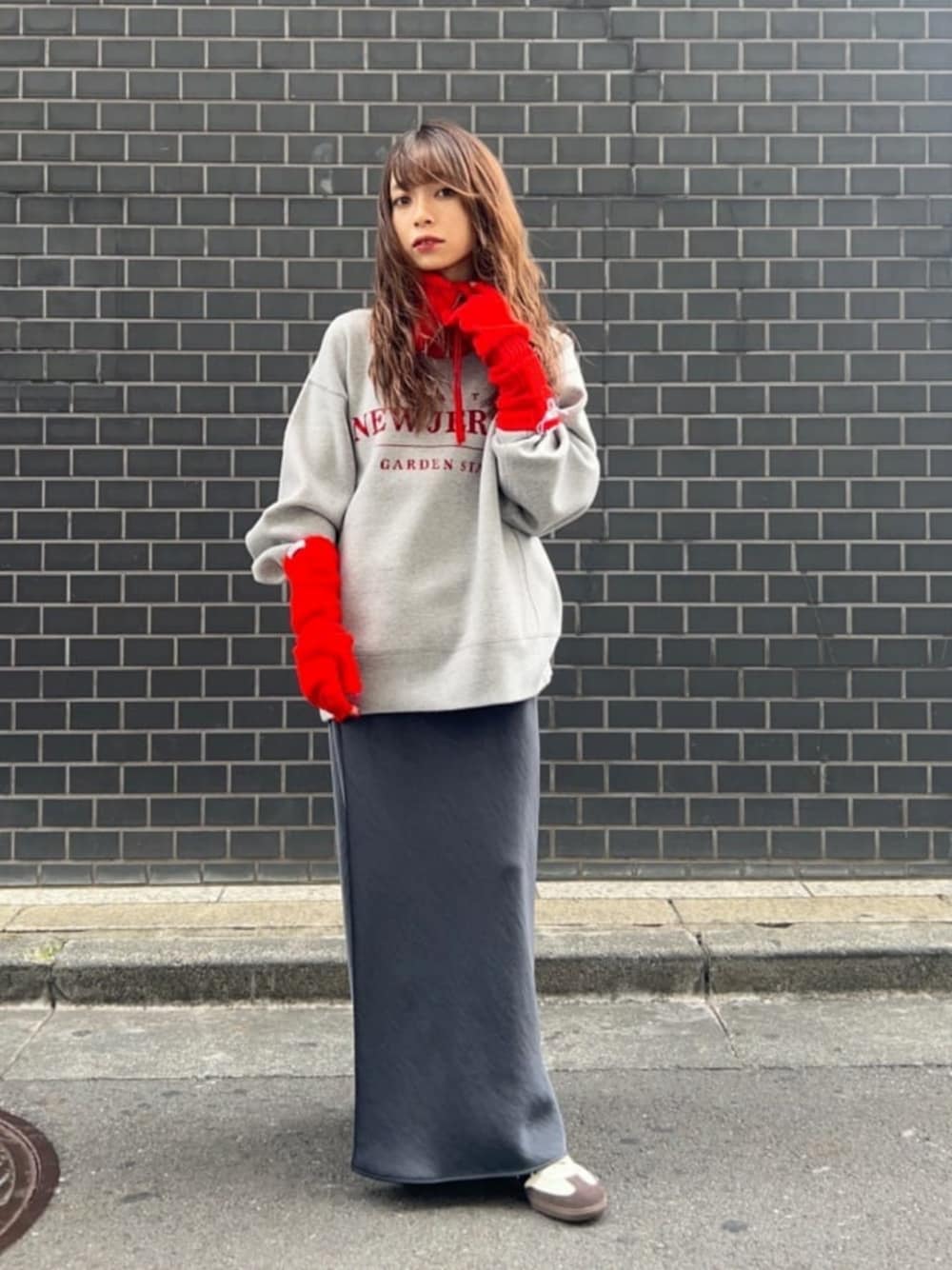 「スニーカー、トレンド、骨格ナチュラル、ブルべ冬、スカート、秋服、秋コーデ、BEAUTY&YOUTH」｜「BEAUTY&YOUTH UNITED ARROWSのポリエステル マーメイドフレアスカート 3（スカート、グレー系）」を使った、塩川（shiokawa）さん（レディース・146cm）の秋コーディネートの1枚目の写真