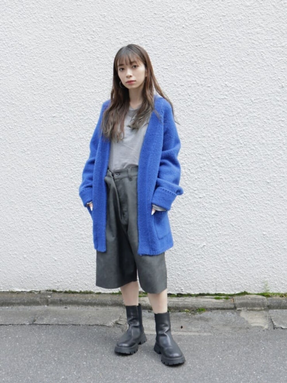「カーディガン、モード、リラックス、ニット、骨格ナチュラル、ブルべ冬、ブーツ、ショートブーツ、秋服、冬服、冬コーデ、BEAUTY&YOUTH」｜「BEAUTY&YOUTH UNITED ARROWSのラメシアー ロングスリーブ カットソー（Tシャツ/カットソー、シルバー系）」を使った、塩川（shiokawa）さん（レディース・146cm）の秋コーディネートの1枚目の写真